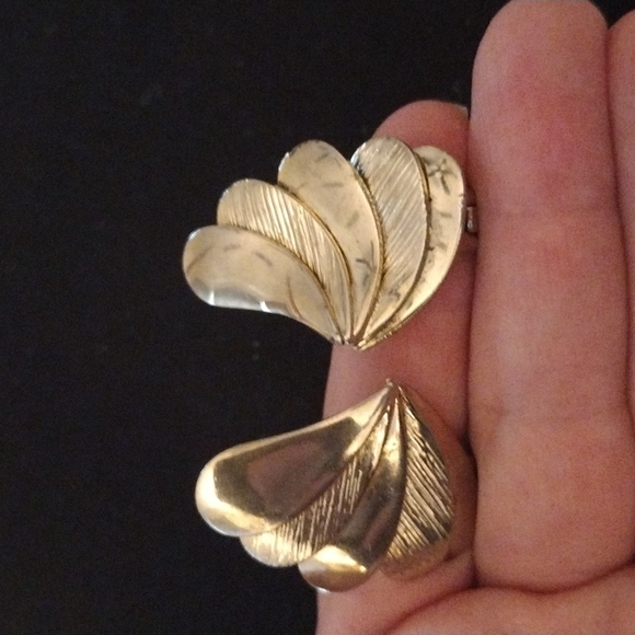 Vintage Signed Alice Large Gold Tone Clip On Earrings - Picture 2 of 4